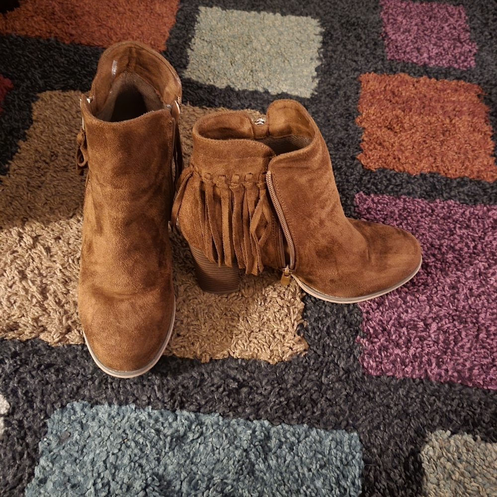 Fringed sueded booties